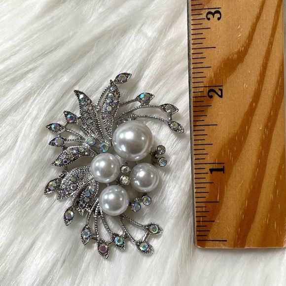 Brooch Silver Tone and Faux Pearl Brooch With Crystals New - Picture 3 of 6